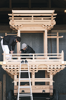 組上げ中の山車