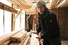 木を選ぶ大谷さん